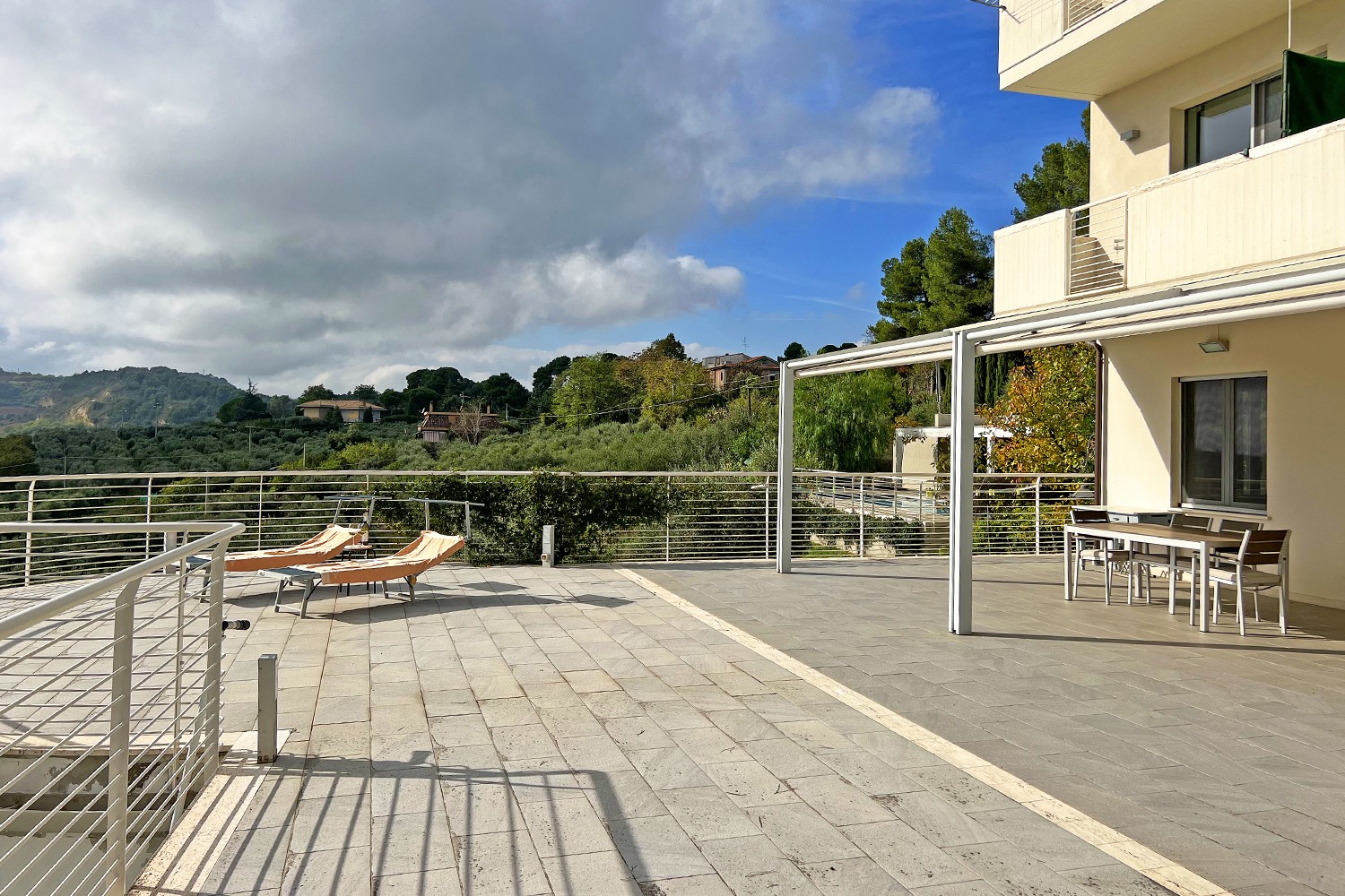 Moderne villa met 3 appartementen dichtbij het strand